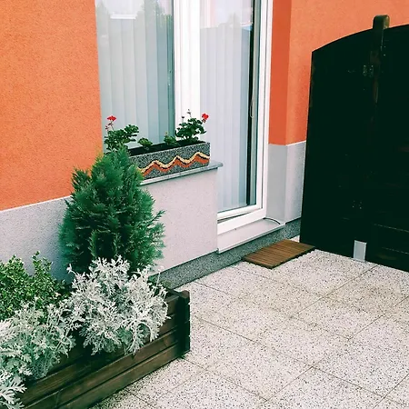 Bastien Near Airport Apartment