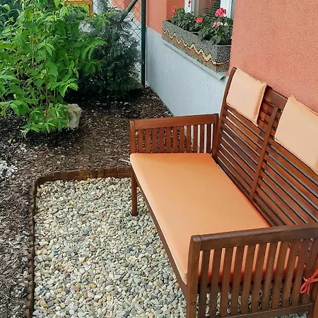 Bastien Near Airport Apartament Praga