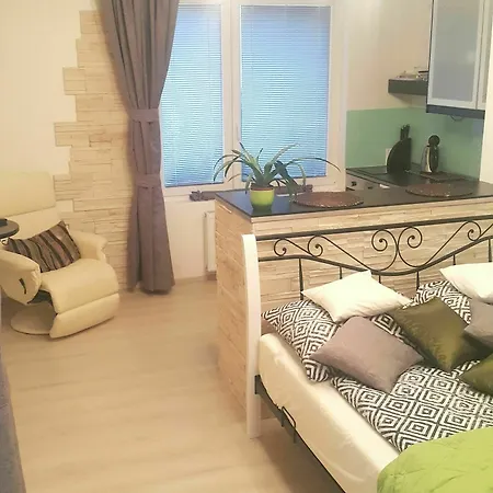 Apartment Bastien Near Airport Prag
